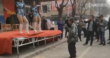 台上小姐姐跳，台下老大爷跳，这波操作真的是太溜了！