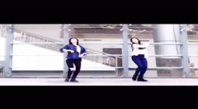 两个长腿大学生美女热舞，跳的真嗨