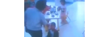 【拍客】幼儿园孩子被敲头 家长要求学校给说法