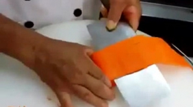 国外牛人厨师展示超强绝活，这刀法没数十年功夫都练不成