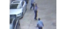 【拍客】醉汉持刀袭警 民警连开四枪制服歹徒