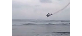 【拍客】特技飞机失事坠海，飞行员死里逃生！