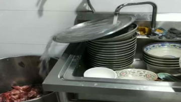 高手在民间：餐厅后厨的自动式洗菜流水线，回家我也试试！