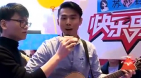 两位哥哥串烧歌曲好厉害，旁边妹子目不转睛