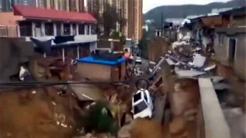 实拍：道路坍塌造成天然气管道爆炸 现场一片狼藉