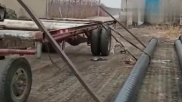 高手在民间，河南大哥一个人把铁管装车，真不敢相信啊