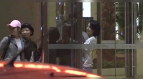 佟丽娅陈思诚同游迪士尼 丫丫戴帽被晒到愁眉苦脸