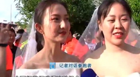 闺蜜团穿婚纱参加马拉松 