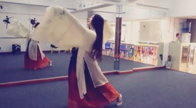 长发美女舞蹈教室跳起了汉风古典舞