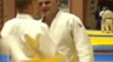 这个妹子和普京玩柔道 竟偷袭成功将他按倒