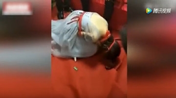 伴娘被男子滴蜡烛油闹婚