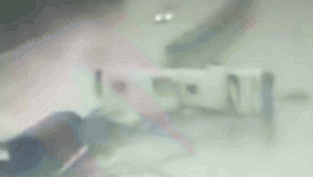 实拍大客车高速路上旋转侧翻撞毁护栏 多人被甩出窗外