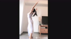 气质小美女练习舞蹈，轻纱难掩美好的身材