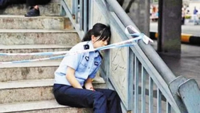 抗洪连续奋战20余小时 重庆警花靠护栏睡着了