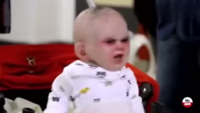 恶搞：“恐怖宝宝”恶搞路人，这让我想起了童年阴影《鬼娃回魂》