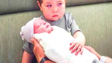 萌娃第一次见到弟弟妹妹搞笑瞬间集锦，看完想生二胎的举爪！