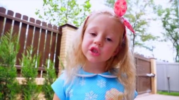 路上看到了冰淇淋，两个小宝宝都哭着想吃，萌娃小可爱给他们买了小蛋糕