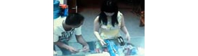 情侣手机店内边看边偷手机！