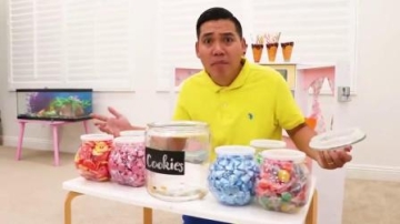 萌娃小可爱有好多零食，小家伙还有大的棒棒糖，萌娃：好好吃啊