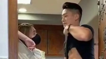 帅哥故意露出腹肌让女友击打，表面假装坚强，像极了你在女孩面前的样子！