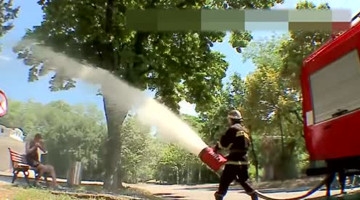 禁烟区恶搞抽烟者，干得漂亮