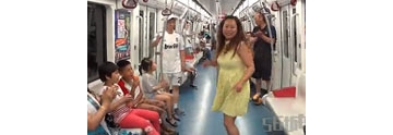 【拍客】沈阳地铁球迷大叔完爆大妈广场舞
