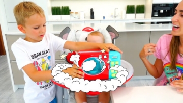 萌娃小可爱们真会玩呢！小家伙的这个新玩具可真有趣呀！—萌娃：它可以变玩具车哟！