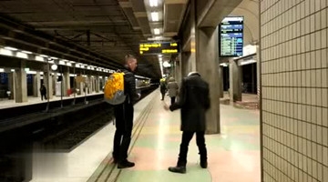 无头男子公共场合恶搞