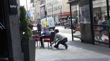 如此恶搞路人 不挨打才怪