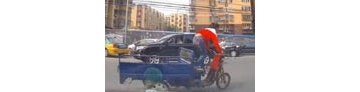 【拍客】女子骑三轮练劈腿 盘点马路惊险瞬间