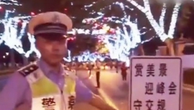 “飙”着英语做“直播” 杭州交警蜀黍成“网红”