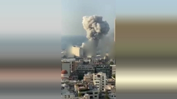 近距离实拍黎巴嫩大爆炸现场 浓烟遮蔽天空震波冲向四周