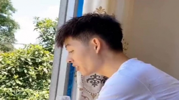 帅哥恶搞睡觉老爸，幸亏反应快，不然又得挨揍了