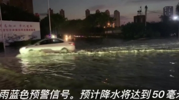 天津暴雨来袭，雨势超大！看看网友实拍暴雨中的天津，能见度较低，在外面的朋友们一定要注意安全啊！