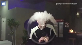 这位帅哥有操纵烟的法力