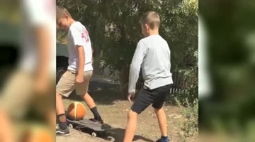 外国人恶搞视频：这样恶搞你朋友！会不会被打？