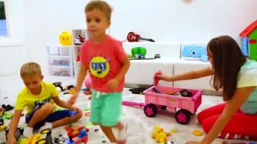 萌娃小可爱用推土机帮妈妈收拾整理房间，小家伙可真是聪明呢！—萌娃：轻松搞定！