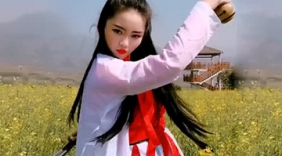 美女扮紫霞仙子菊花地里跳《离人愁》太美了