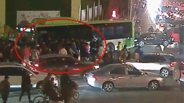 齐心协力！实拍：母女被追尾卷入公交车底 路人飞奔抬车救人