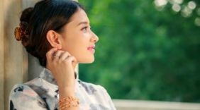 高颜值美女跳中国风舞蹈戏语花，画面美不胜收