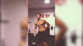 八块腹肌帅哭宝宝！型男健身房挥汗如雨，荷尔蒙气息爆棚啦！
