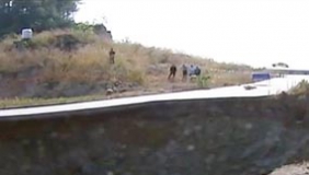 【拍客】公路突然坍塌，地陷出“天坑”
