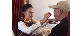 【拍客】空姐跪地给老人喂饭 老人痛哭泣不成声
