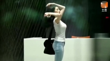 街拍极品美女，好身材呼之欲出，让你忍不住回头！