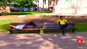 老外街头恶搞 充气炸弹