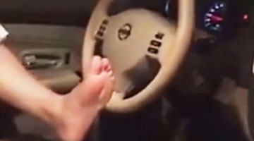 网曝男子脚开车玩手机飚80迈 网友:老司机这是要逆天