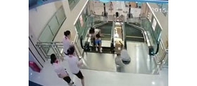 【拍客】湖北荆州7·26手扶电梯事故追踪：事发前5分钟发商场监控