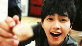 宋仲基凌晨三点飞抵北京 粉丝苦等欧巴2小时