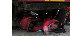 【拍客】女孩惨遭货车辗压淡定等待救援 让人揪心现场