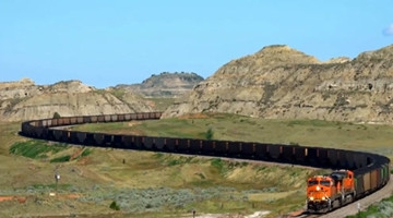 全球最长火车，长7.3公里有8个火车头，一眼望不到头